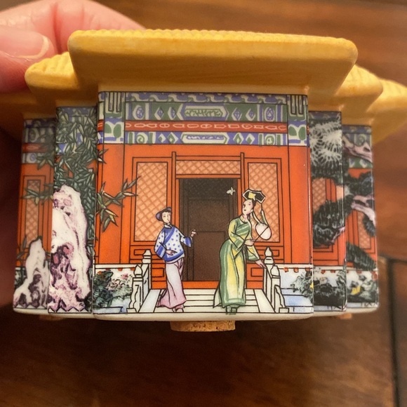 Vintage forbidden city 1992 music box - Picture 3 of 6